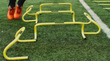 Futbol çeviklik eğitim ekipmanları. Antrenman engelli profesyonel futbolcu. 4k ağır çekim