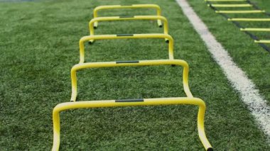 Futbol çeviklik eğitim ekipmanları. Antrenman engelli profesyonel futbolcu. 4k ağır çekim