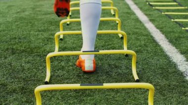 Futbol çeviklik eğitim ekipmanları. Antrenman engelli profesyonel futbolcu. 4k ağır çekim