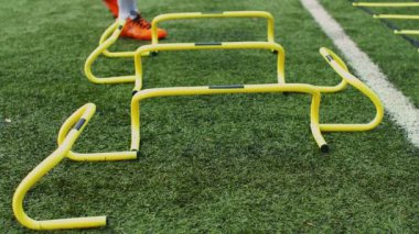 Futbol çeviklik eğitim ekipmanları. Antrenman engelli profesyonel futbolcu. 4k ağır çekim