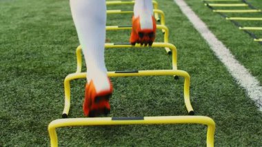 Futbol çeviklik eğitim ekipmanları. Antrenman engelli profesyonel futbolcu. 4k ağır çekim