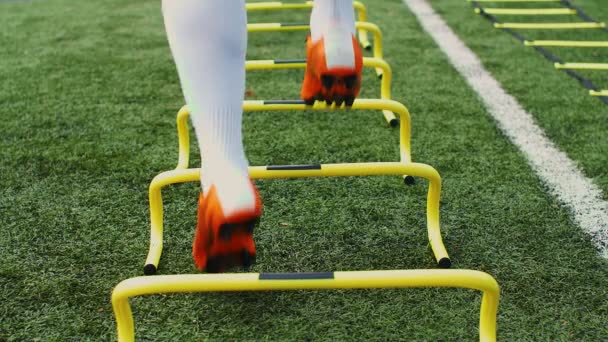 足球敏捷性训练设备 有训练障碍的职业足球运动员 4K慢动作 — 图库视频影像