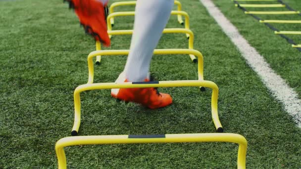 Equipamento Treino Agilidade Futebol Jogador Futebol Profissional Com Barreiras Treinamento — Vídeo de Stock