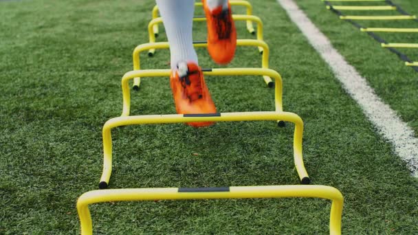 Equipamento Treino Agilidade Futebol Jogador Futebol Profissional Com Barreiras Treinamento — Vídeo de Stock