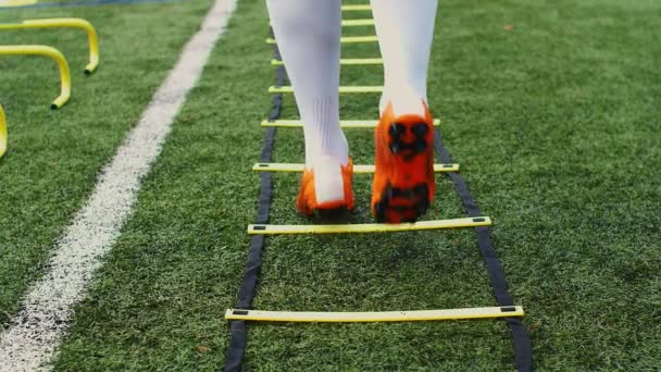 Equipamento Treino Agilidade Futebol Jogador Futebol Profissional Com Uma Escada — Vídeo de Stock