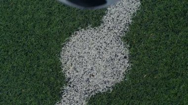 Futbolcu topu bir futbol sahasının ortasına koyar, 4k ağır çekimde.