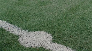 Futbolcu bir futbol sahasının ortasına bir top koyar. Sonra topa tekme attı. 4k ağır çekim