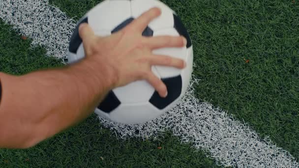 Jugador Fútbol Pone Una Pelota Punto Central Campo Fútbol Luego — Vídeo de stock