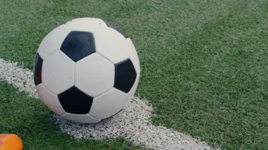 Futbol sahasının orta noktasında futbol topu, ilk atışı yapan futbolcu, 4K