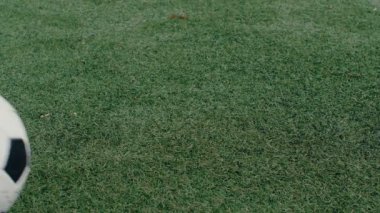 Futbolcu sahada numaralar yapıyor, 4k ağır çekim.