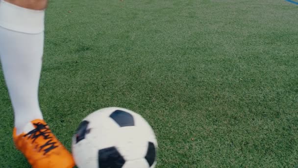 Futebolista Jogador Futebol Fazendo Truques Campo Câmera Lenta — Vídeo de Stock