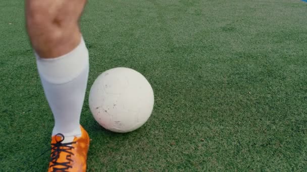 Futbolista Jugador Fútbol Haciendo Trucos Campo Cámara Lenta — Vídeos de Stock