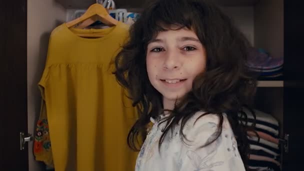 Χαριτωμένο Καυκάσιο Κορίτσι Ποζάρουν Διαφορετικά Ρούχα Πριν Από Μια Ανοιχτή — Αρχείο Βίντεο