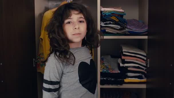 Słodkie Biały Dzieciak Dziewczyna Pozowanie Różne Ubrania Przed Otwarte Szafa — Wideo stockowe