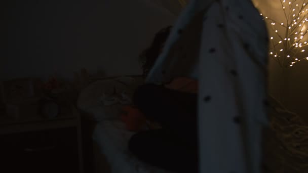 Χαριτωμένο Καυκάσιο Κορίτσι Πηδάει Στο Κρεβάτι Και Ετοιμάζεται Κοιμηθεί — Αρχείο Βίντεο