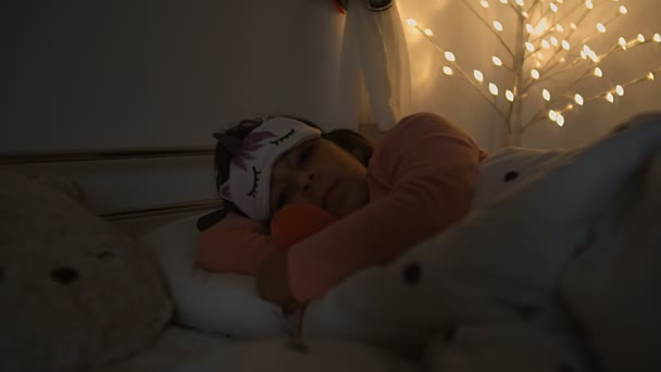 Linda Niña Caucásica Cama Preparándose Para Dormir — Vídeos de Stock