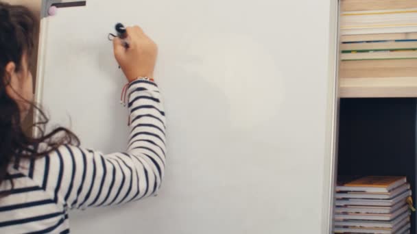 Mädchen Schreibt Hausaufgaben Auf Whiteboard Hause — Stockvideo