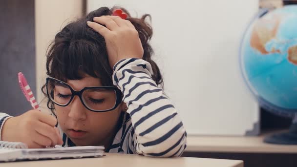 Menina Branca Bonito Com Óculos Cansados Adormecer Sobre Sua Lição — Vídeo de Stock