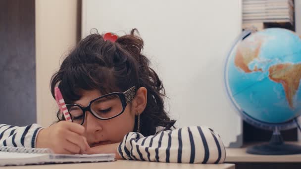 Gros Plan Mignon Caucasien Fille Avec Des Lunettes Écriture Devoirs — Video