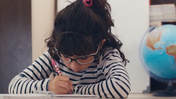 Zbliżenie Słodkie Kaukaskie Dziewczyna Okulary Pisanie Pracy Domowej Domu — Wideo stockowe