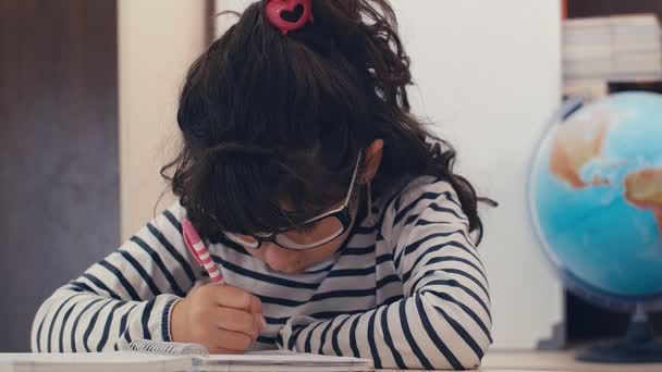 可爱的高加索女孩 戴着眼镜累了 在作业中睡着了 — 图库视频影像