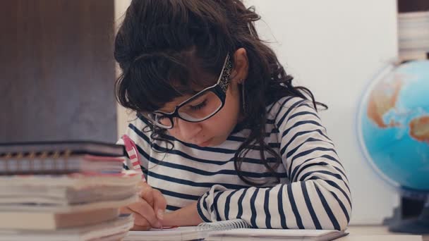 Close Menina Caucasiana Bonito Com Óculos Escrevendo Lição Casa Casa — Vídeo de Stock