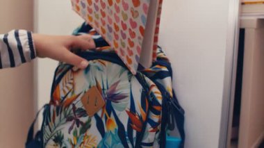 Çocuk öğrencilerin el çantalarını toplayıp ortaokula gitmeye hazırlanıyorlar.