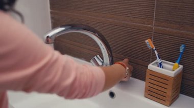 Banyoda diş fırçasını yıkayan bir kız, 4K.