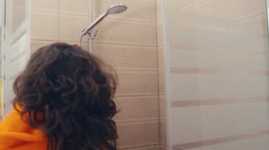 Genç kız banyoda duş almaya hazırlanıyor, 4K