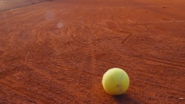 Kil tenis kortunda yuvarlanan tenis topu, 4k, yavaş çekim 75 fps