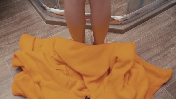 Junges Mädchen Duscht Badezimmer Duschkleid Fällt — Stockvideo