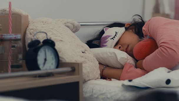 Bir Kız Çocuğu Uykudan Uyanır Evde Günaydın — Stok video