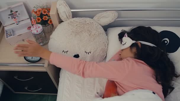 Bir Kız Çocuğu Uykudan Uyanır Evde Günaydın — Stok video