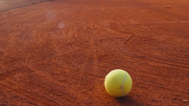 粘土のテニスコートでテニスボールを転がす スローモーション75Fps — ストック動画