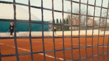 Tenis oyuncuları Clay Court 'ta Tenis oynuyor, net önde, doli, 4k, yavaş çekim 75fps