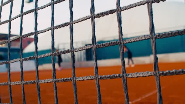 Flicka Tennisspelare Som Serverar Tennisboll Med Tennisracket Clay Court Netto — Stockvideo