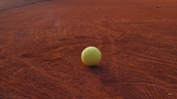 Rolling Tennis Ball Clay Tennis Court Slow Motion 75Fps — Stock Video