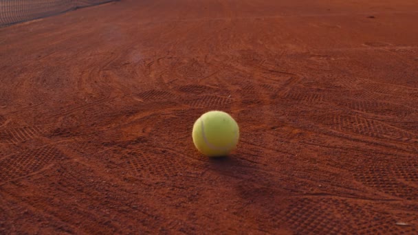 Rolling Pelota Tenis Una Cancha Tenis Arcilla Cámara Lenta 75Fps — Vídeos de Stock