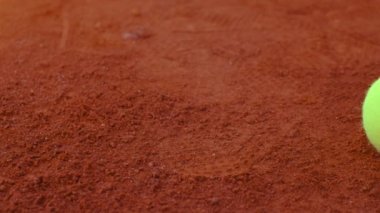 Dolly kırmızı tenis kortunda bir tenis topuna, 4k, yavaş çekim 75 fps