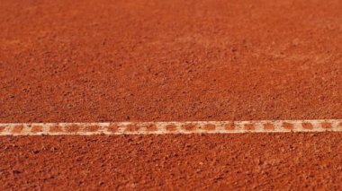 Tenis kortunun bakımı, temiz kil saha yüzeyi. 4k, yavaş çekim 75fps