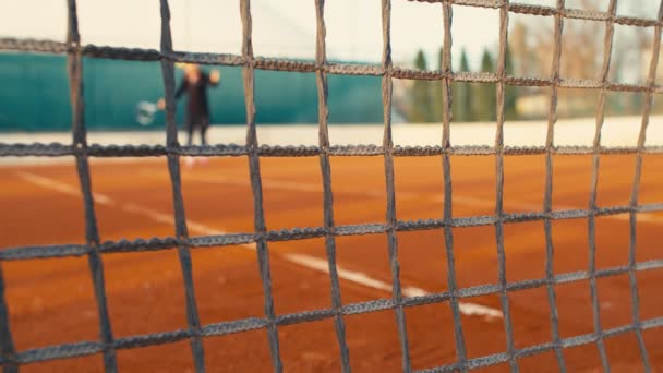 Los Jugadores Tenis Juegan Tenis Cancha Arcilla Red Frente Dolly — Vídeo de stock