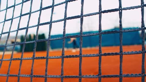 Los Jugadores Tenis Juegan Tenis Cancha Arcilla Red Frente Dolly — Vídeo de stock