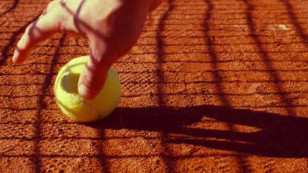 Top Toplayan Bir Çocuğun Eli Tenis Topunu Tutuyor — Stok video