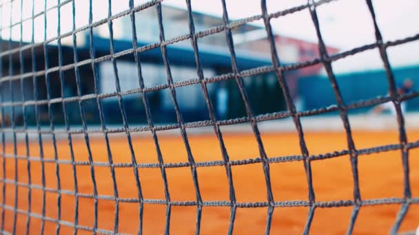 Tennisspieler Spielen Tennis Auf Clay Court Netz Vorne Dolly Zeitlupe — Stockvideo