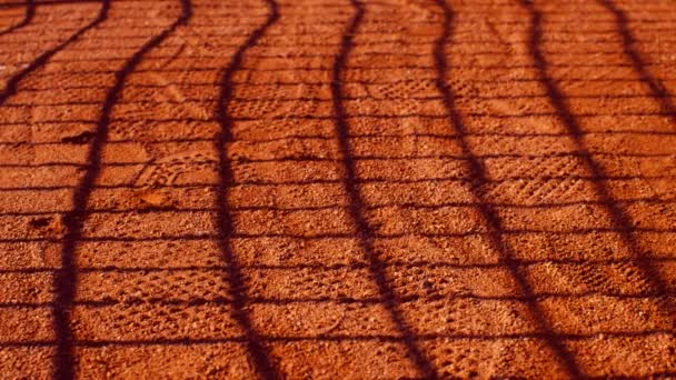 赤いテニスコートのライン近くのテニスボールにドリー スローモーション75Fps — ストック動画