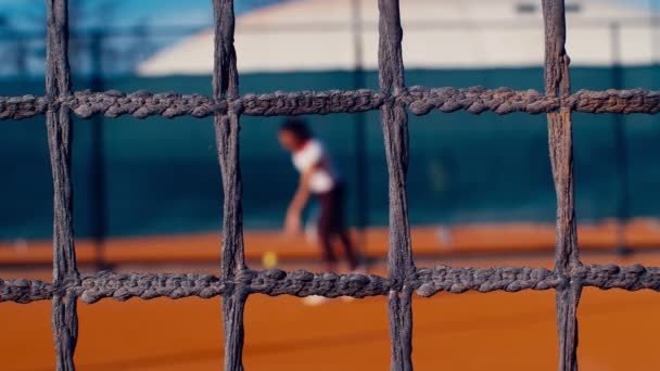 Tennisspieler Spielen Tennis Auf Clay Court Netz Vorne Dolly Zeitlupe — Stockvideo