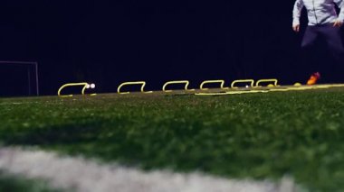 Futbol çeviklik eğitim ekipmanları. Geceleri çeviklik merdiveni olan profesyonel bir futbolcu. 4k ağır çekim