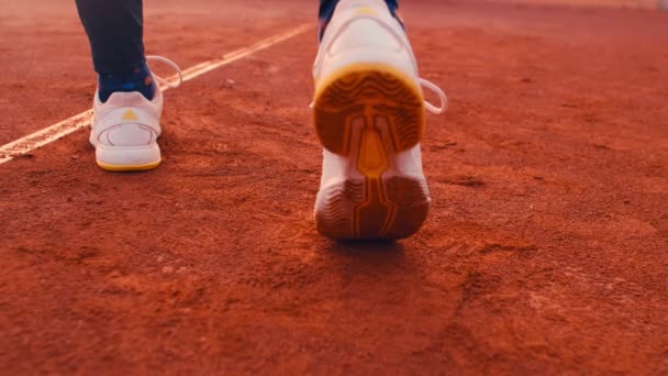 Las Piernas Jugador Tenis Sirviendo Pelota Tenis Con Raqueta Tenis — Vídeo de stock