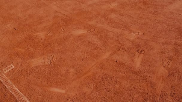 Jugador Tenis Rebotando Una Pelota Tenis Una Cancha Tenis Roja — Vídeo de stock