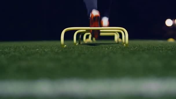 Equipo Entrenamiento Agilidad Fútbol Jugador Fútbol Profesional Con Obstáculos Entrenamiento — Vídeos de Stock